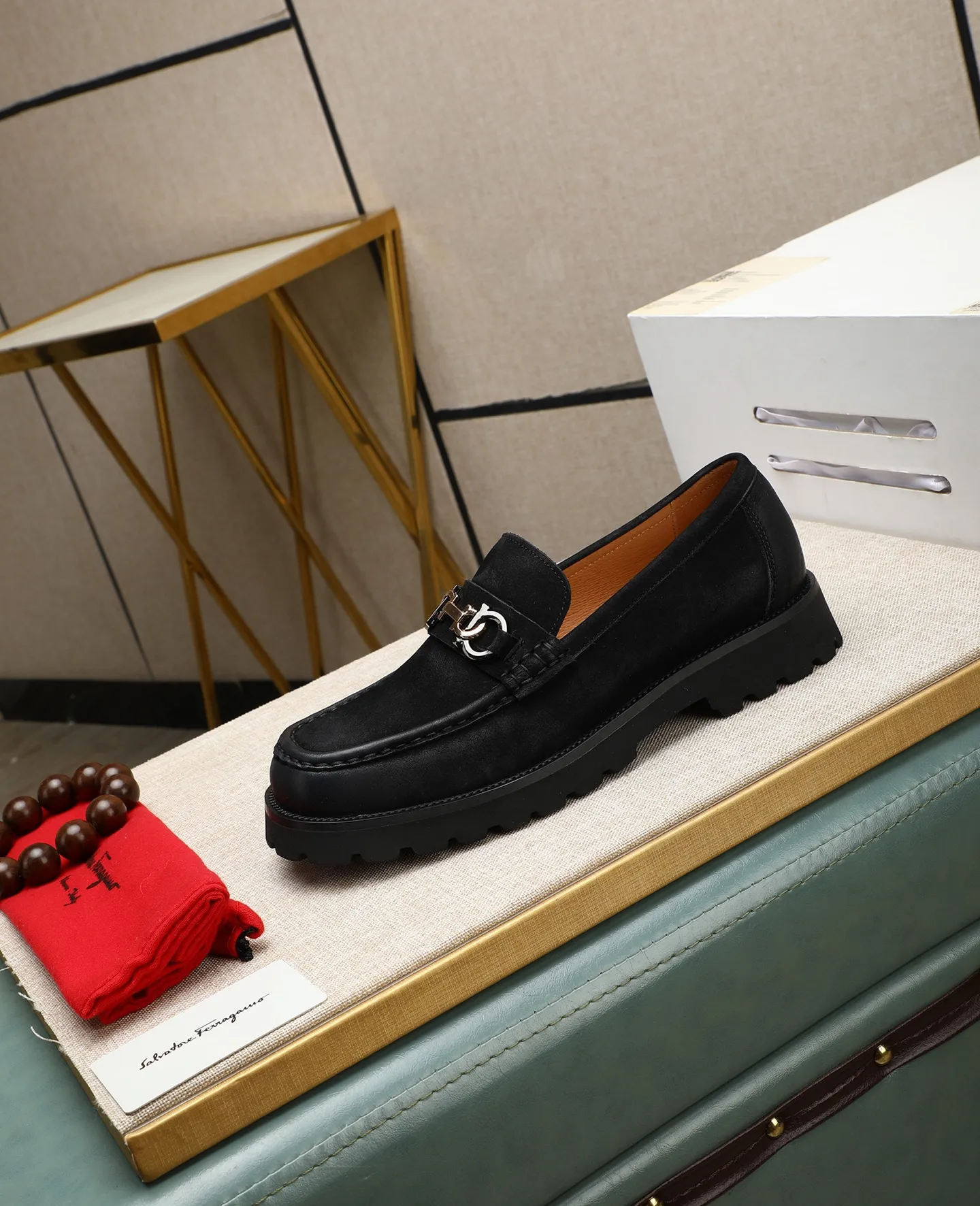 Men's shoes 💰520 📛📛(water-dyed cow lining) Salvatore Ferragamo high-end (Salvatore Ferragamo) is the world's top luxury footwear brand. It comes from the fashion kingdom of Italy. It is famous all over the world for its traditional handmade design and novel styles... 🚶🏻🚶🏻New suit shoes are on sale simultaneously at the counter. This model is purely handmade. The fabric is imported Italian calfskin➕soft water-dyed cowhide lining. Original authentic outsole🌀🌀Size: 38➖44.